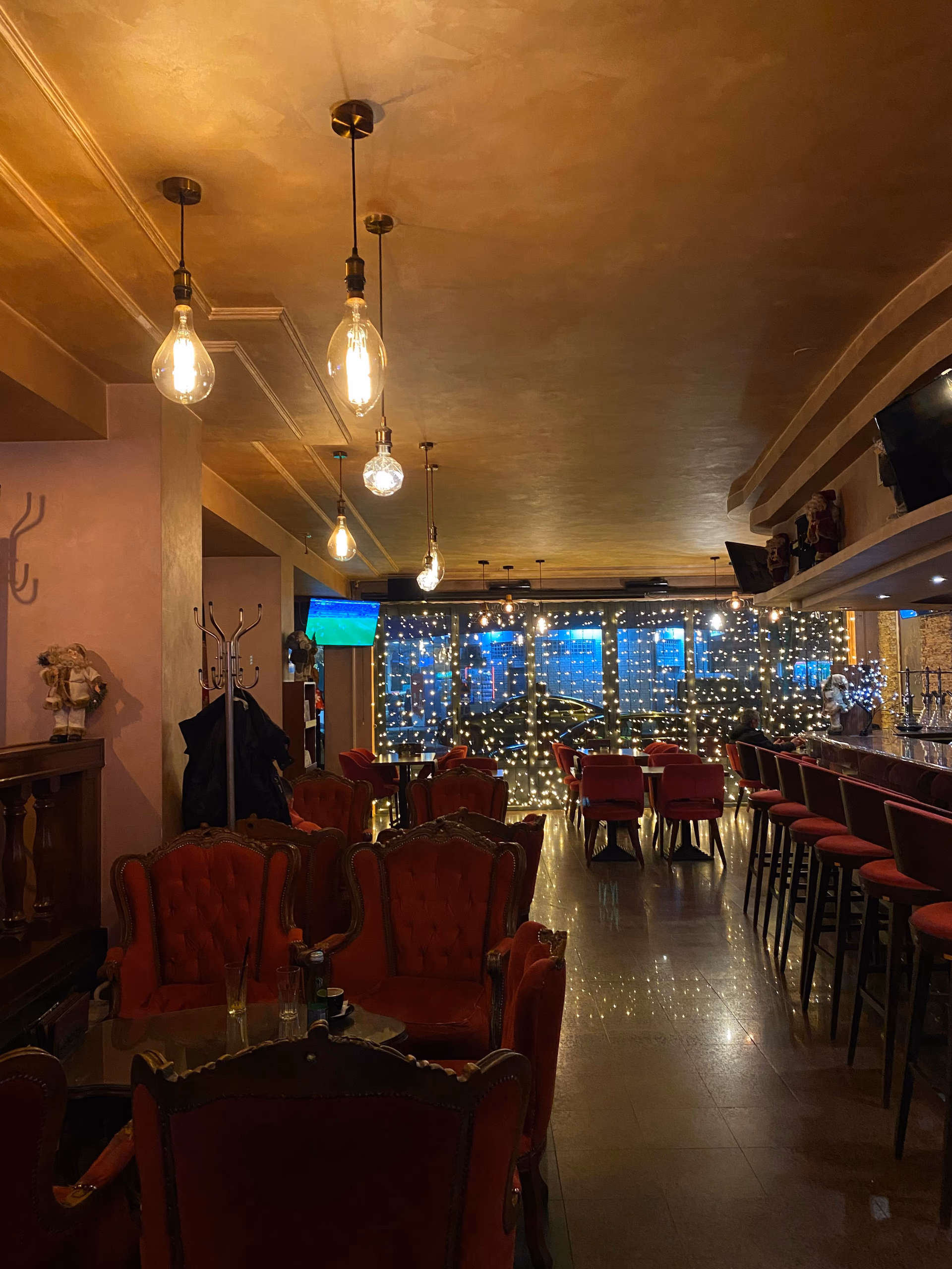 Zlatni plafon i Edison sijalice restorana Michelangelo