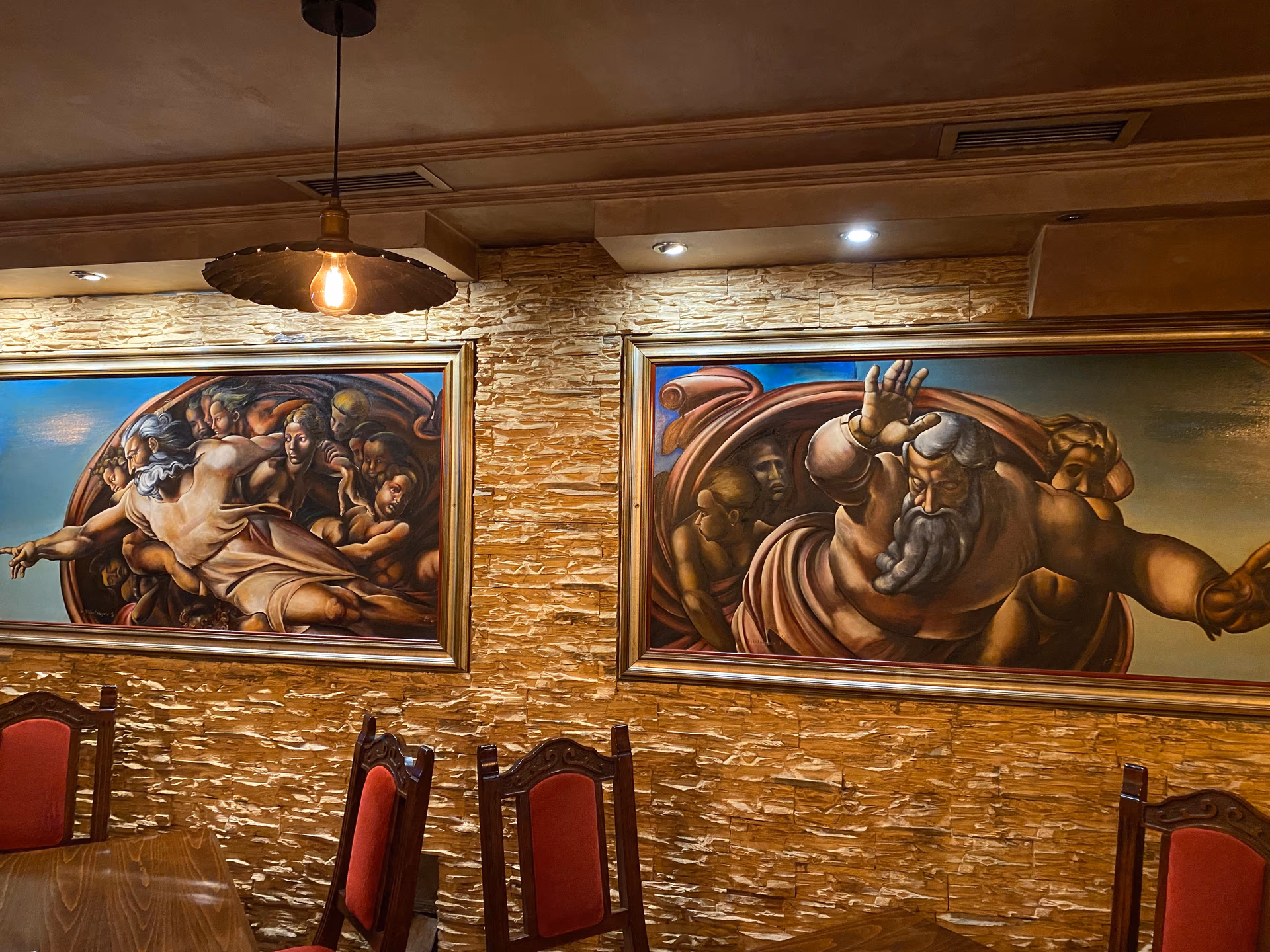 Mikelanđelove freske na kamenom zidu restorana Michelangelo